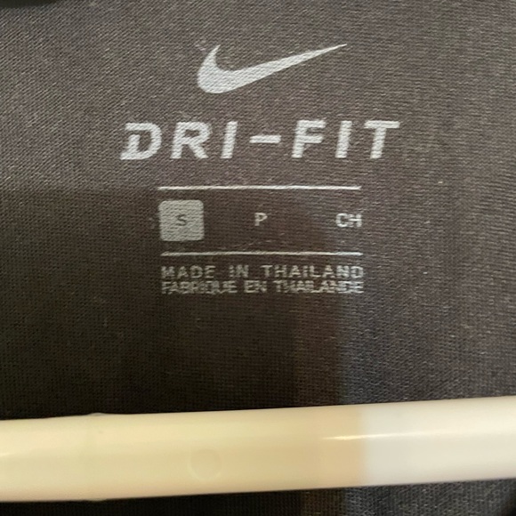 Nike T-Shirt 🖤 - Picture 2 of 2